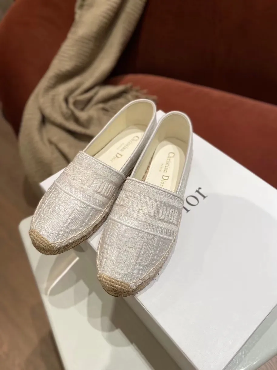 👟👟Ex-factory price 400👟👟 In 2020, new colors are coming simultaneously on the official website of the DIOR fisherman shoe series: original development, original anatomy display, exclusive outsole, you can compare as you like.  [Material] 1⃣️Sole: The only 1:1 exclusive rubber sole on the market 🌸. Fabric original embroidery. Lining: imported sheepskin, delicate and soft. [Size] 35-40.